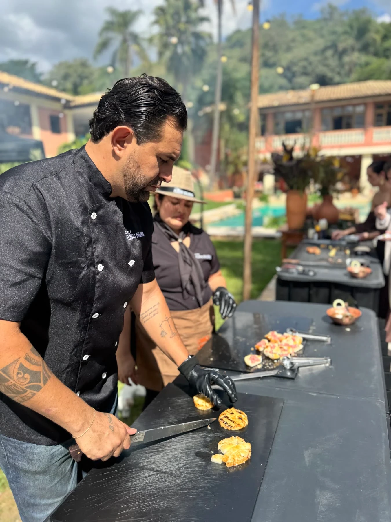 Chef Flávio finalizando um preparo no evento