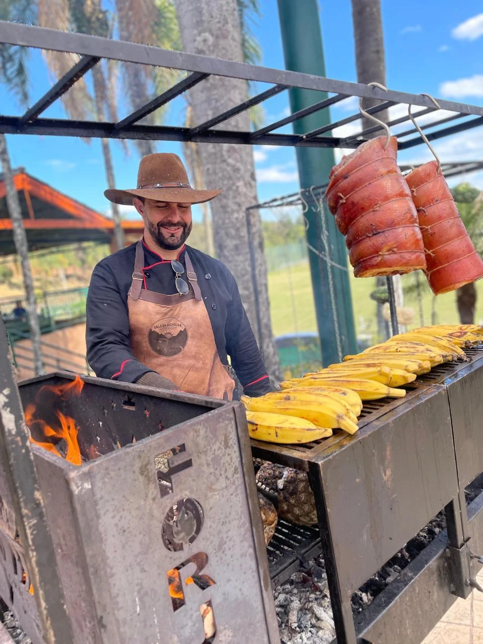 Preparo de bananas e carnes na estação de fogo