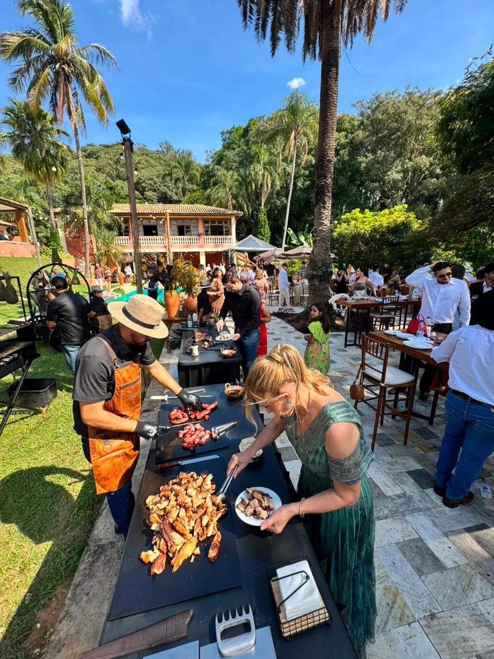 Evento ao ar livre com serviço de carnes e convidados