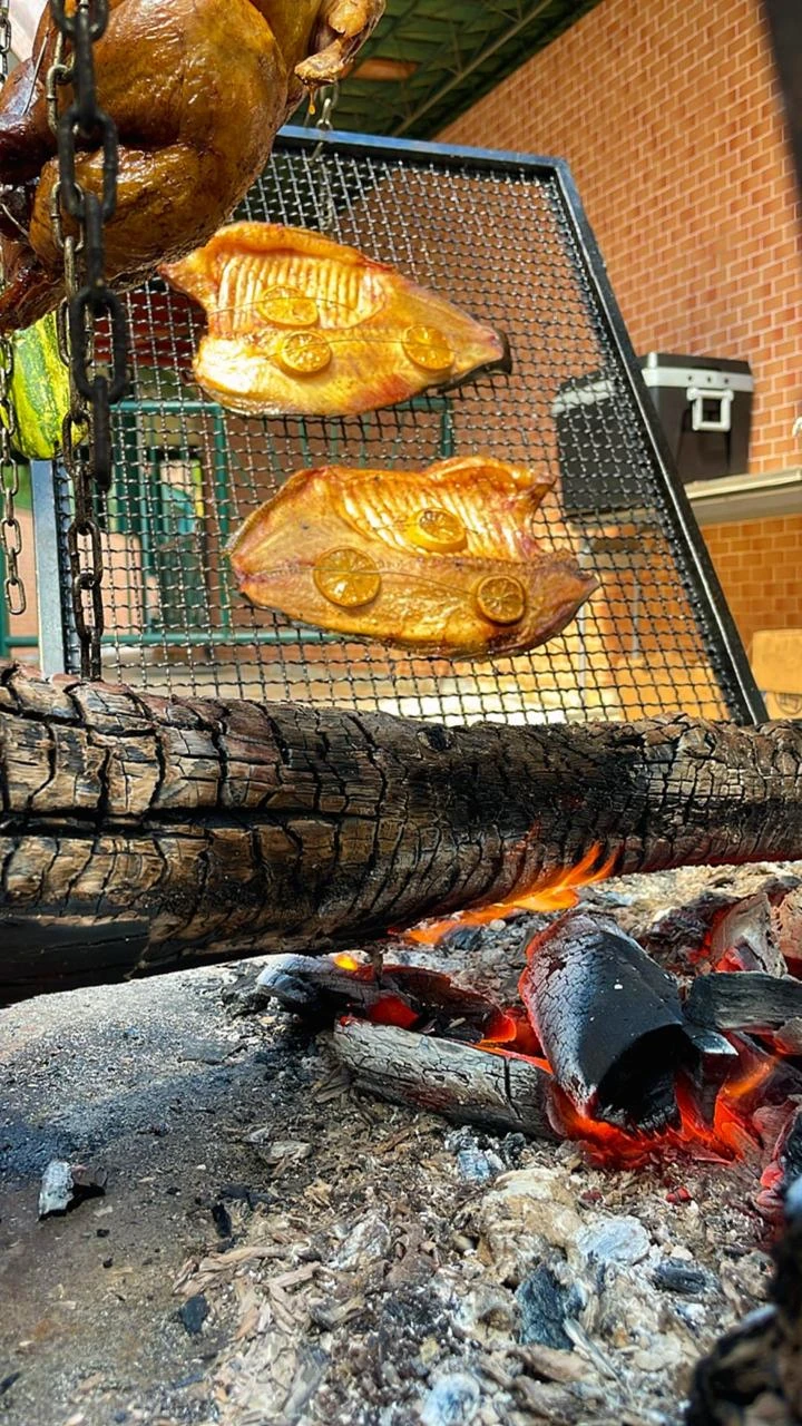 Peixes defumados sobre a brasa