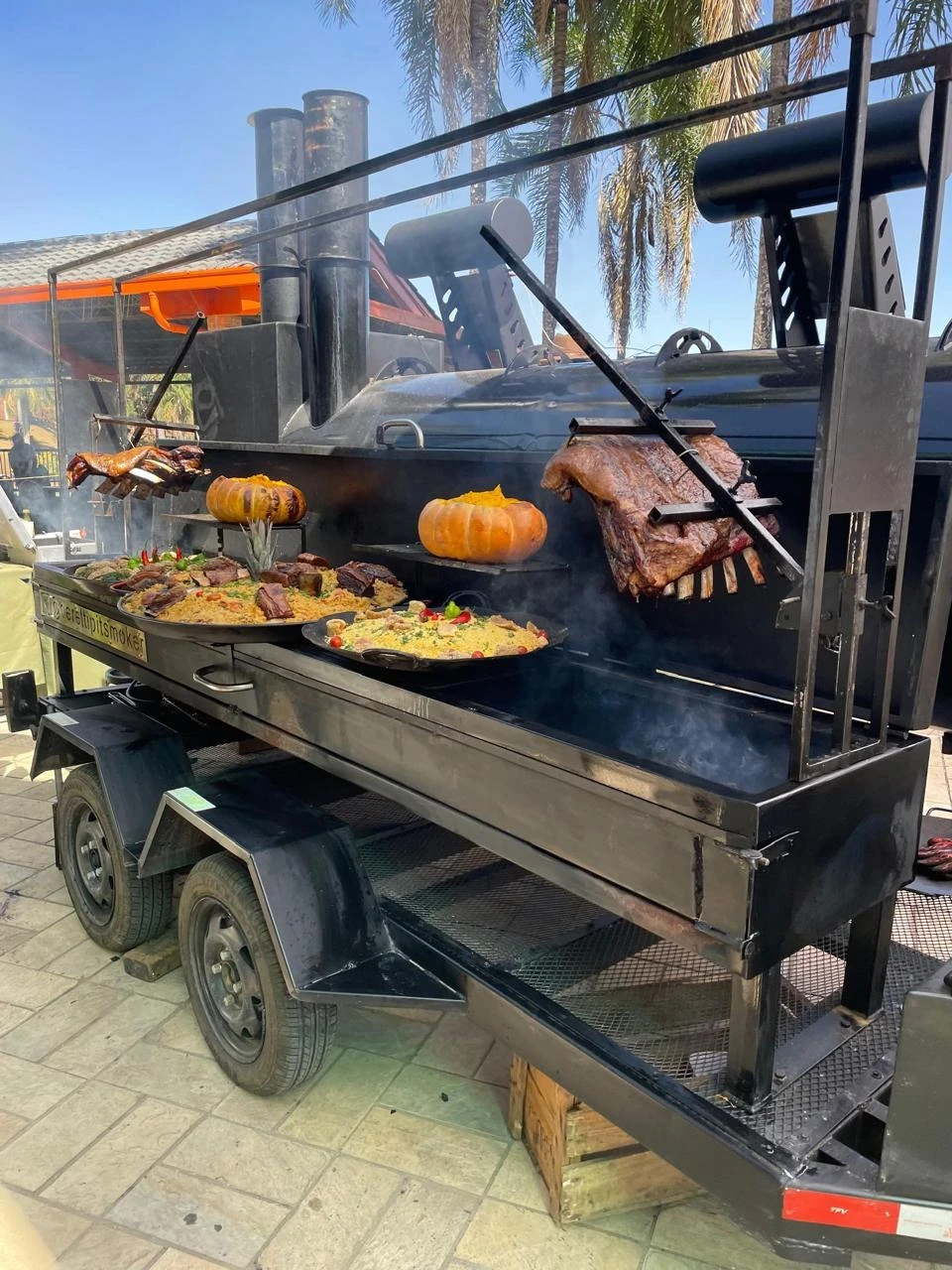 Pitsmoker completo em evento ao ar livre