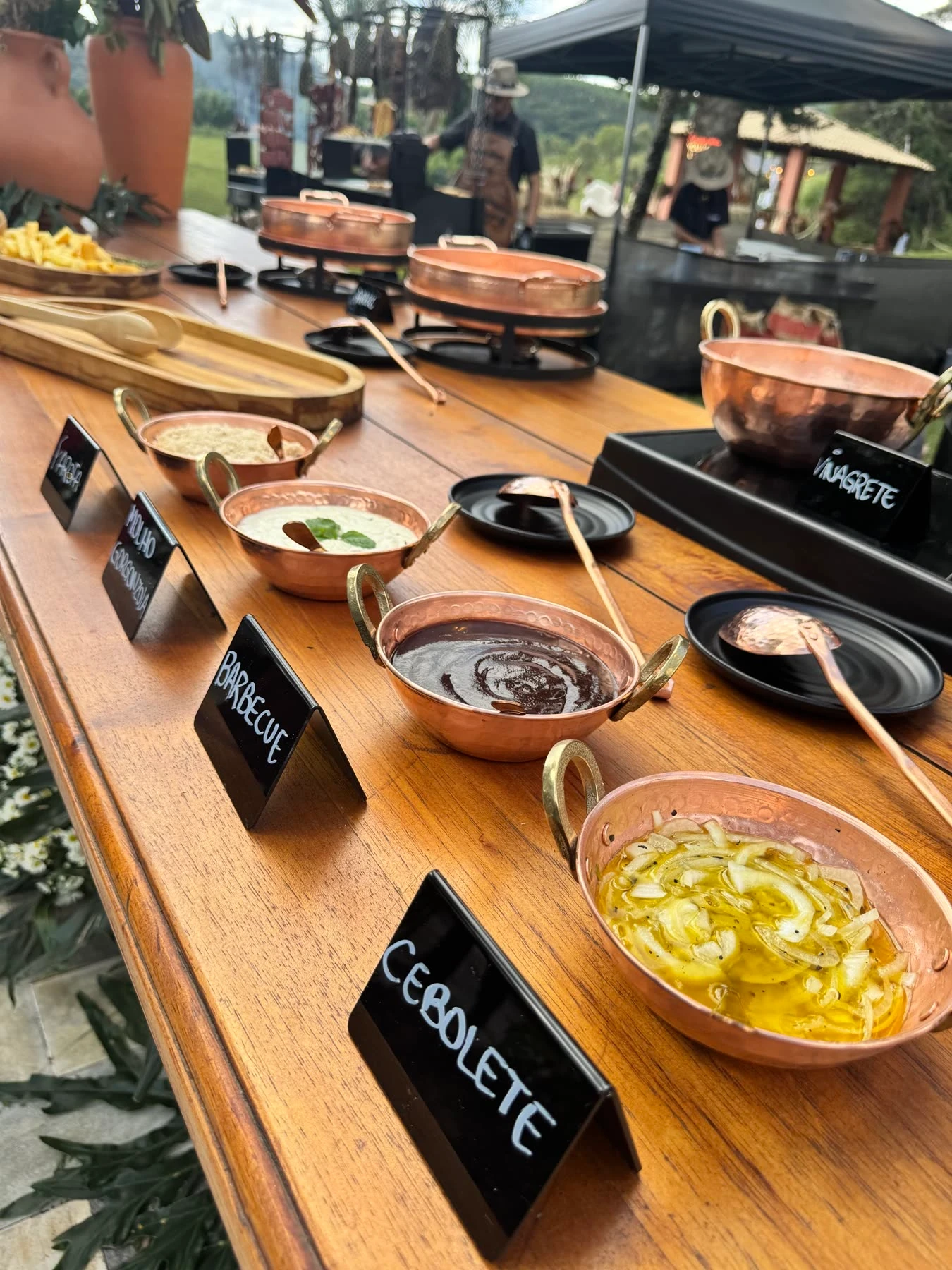 Mesa de molhos e acompanhamentos do buffet